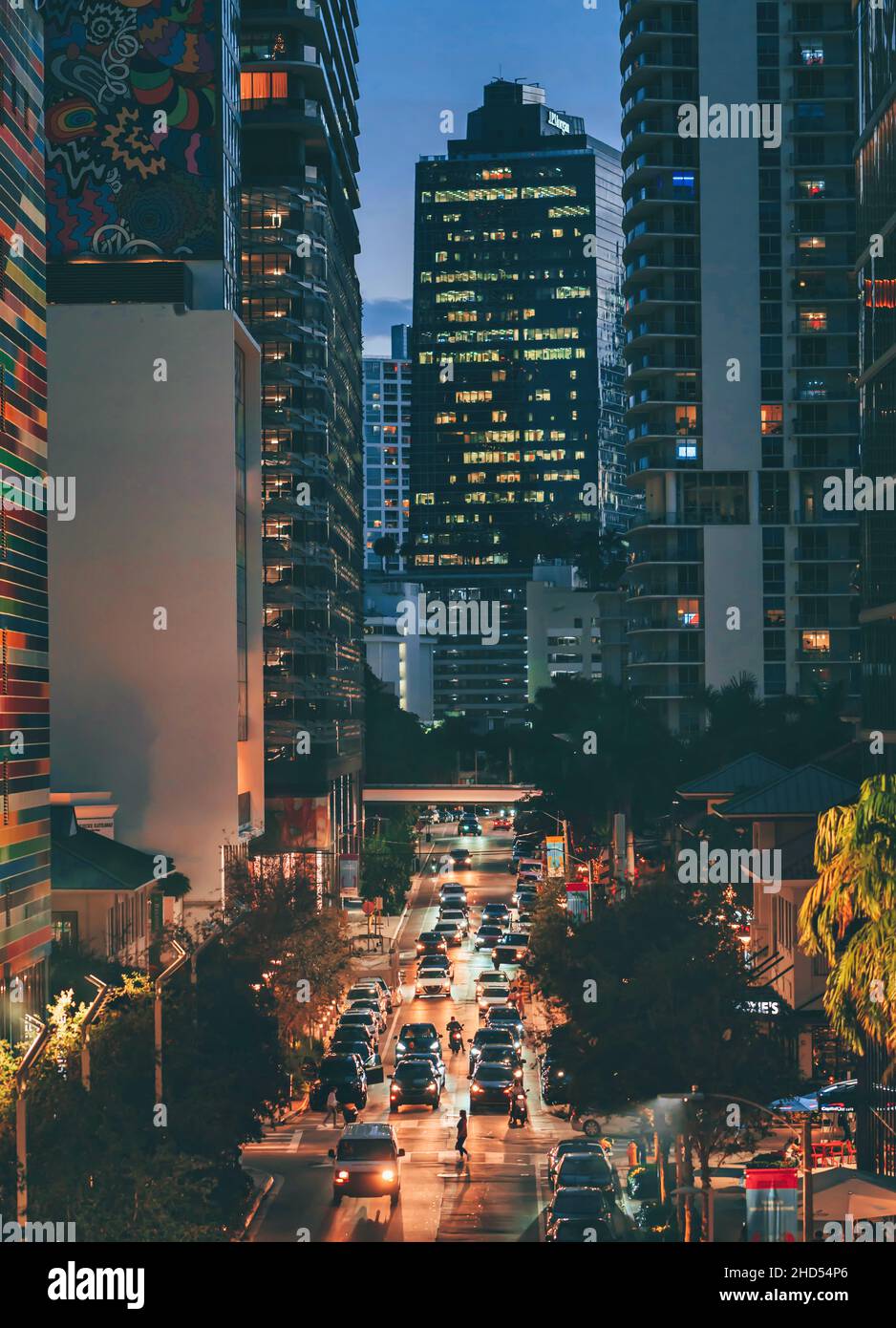 Rue de circulation Brickell Miami Florida personnes voitures Banque D'Images