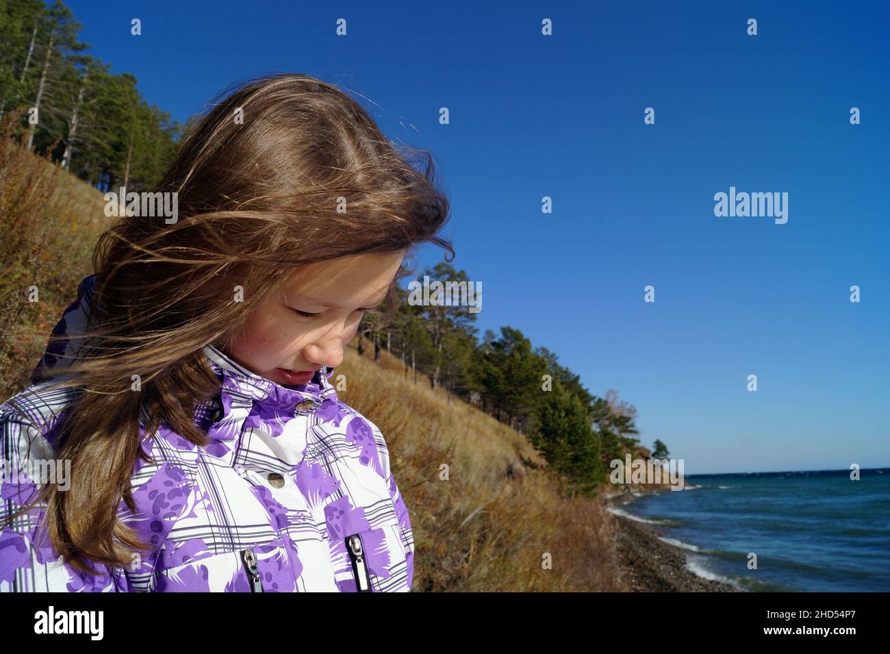 Une fille se tient sur la rive du lac Baikal Banque D'Images