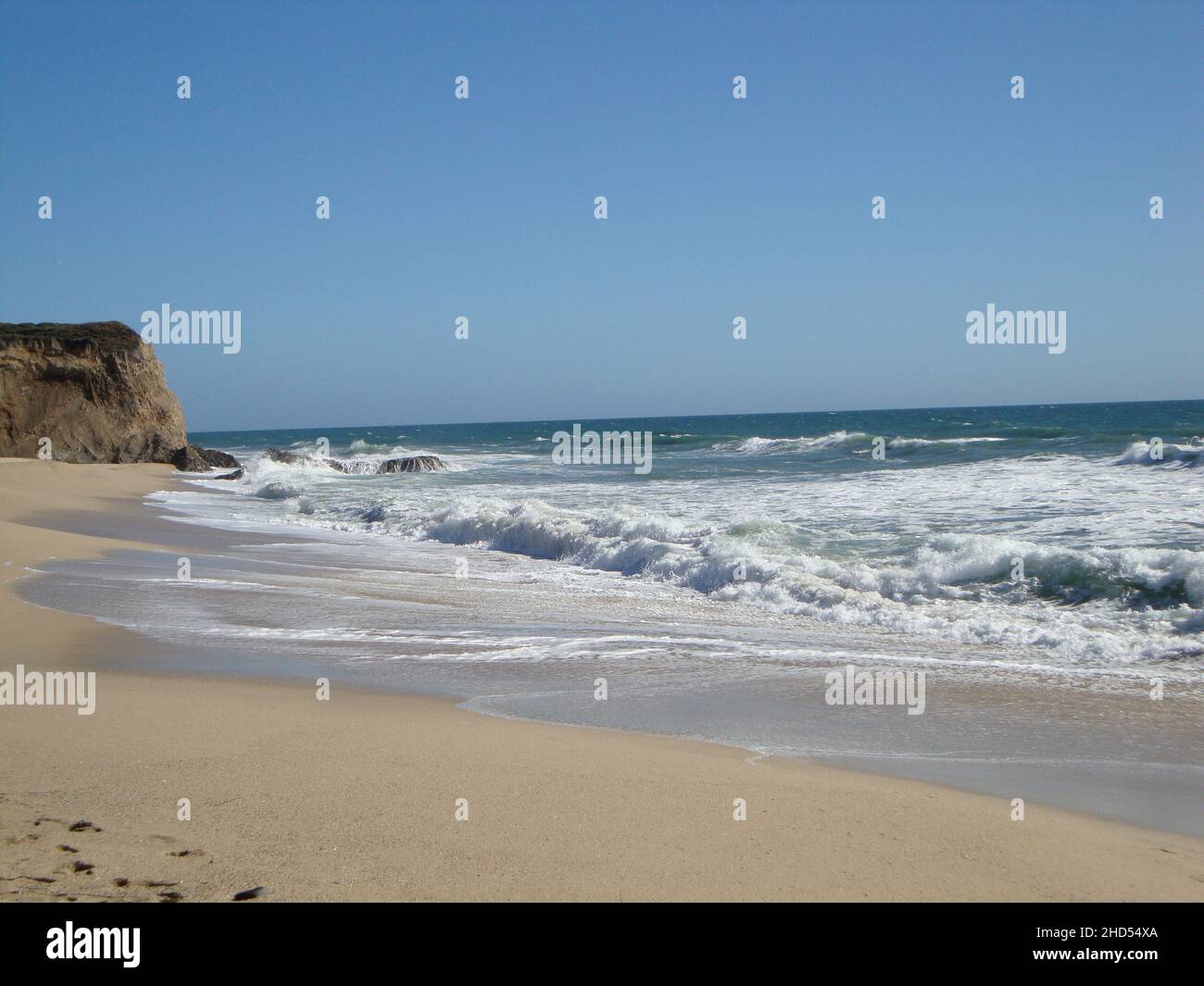 Vue imprenable sur la plage avec vagues le long de la côte nord de la Californie, États-Unis Banque D'Images