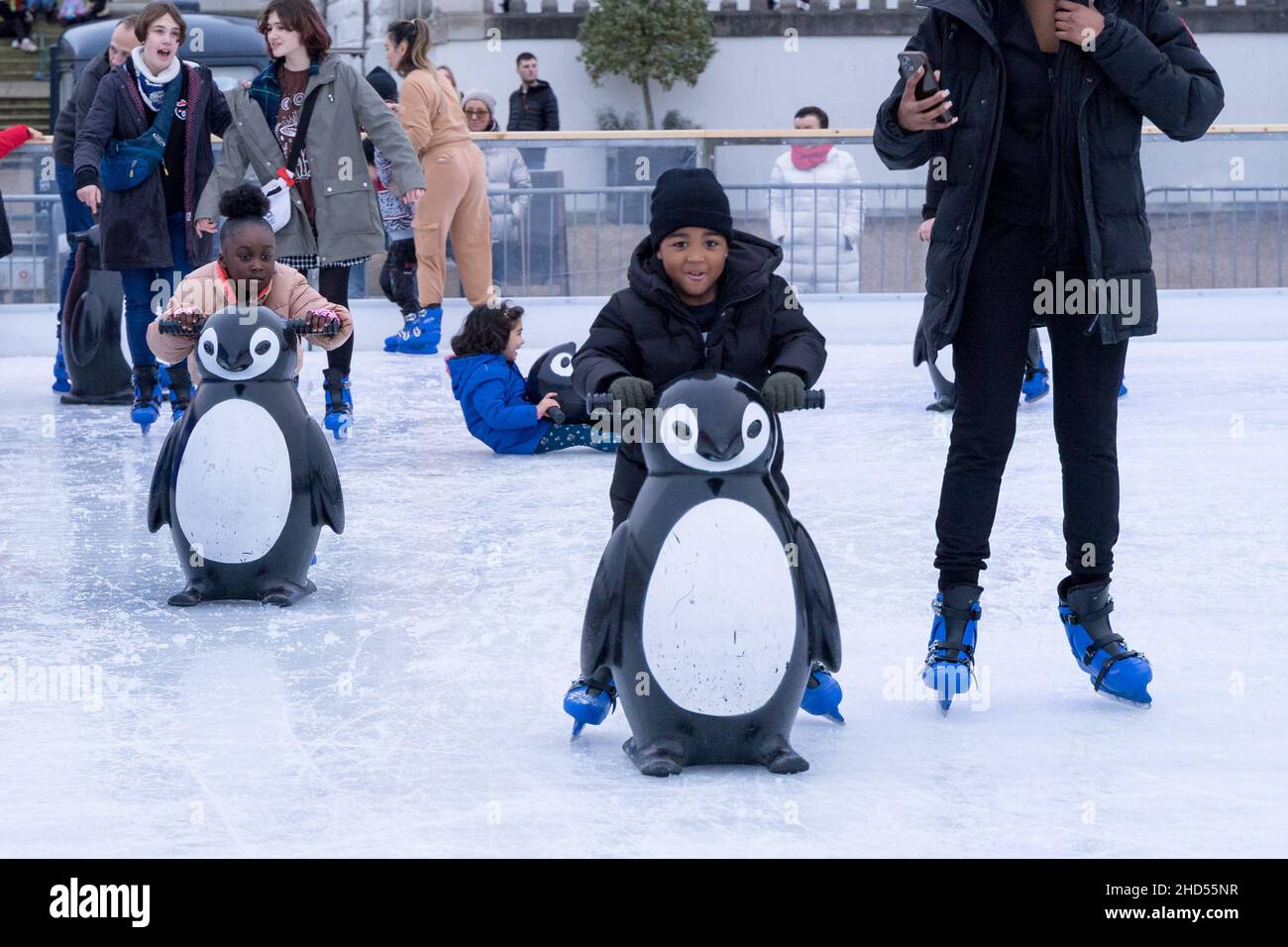 Londres Royaume-Uni 3rd janvier 2022.Les gens apprécient les vacances en banque lundi patinage sur glace dans la patinoire de la maison de la Reine avec des installations mobiles de café.Credit: Xiu Bao/Alamy Live News Banque D'Images