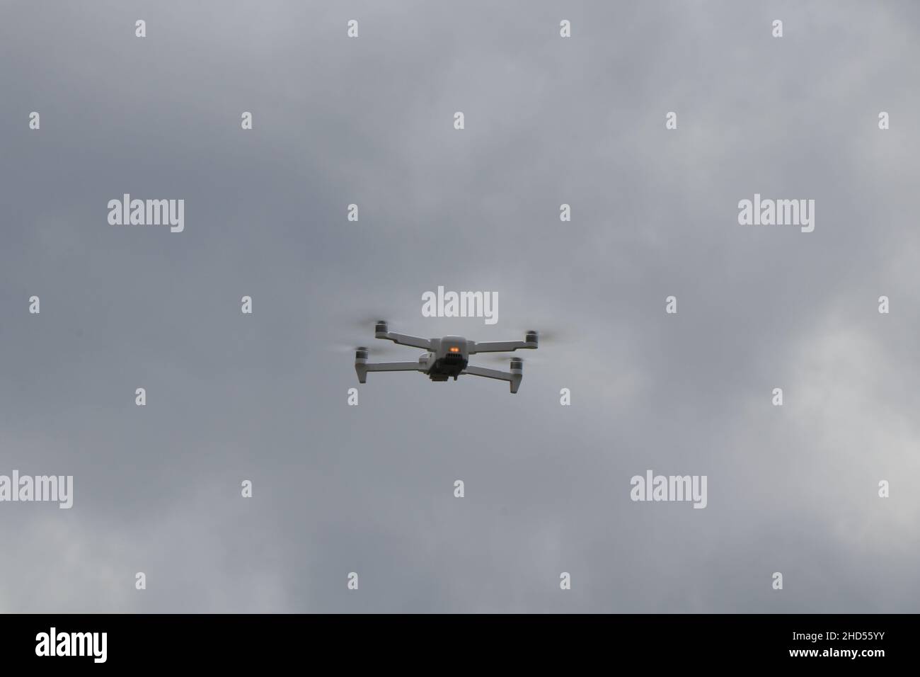 Drone volant avec fond de nuages gris.Photo de haute qualité Banque D'Images