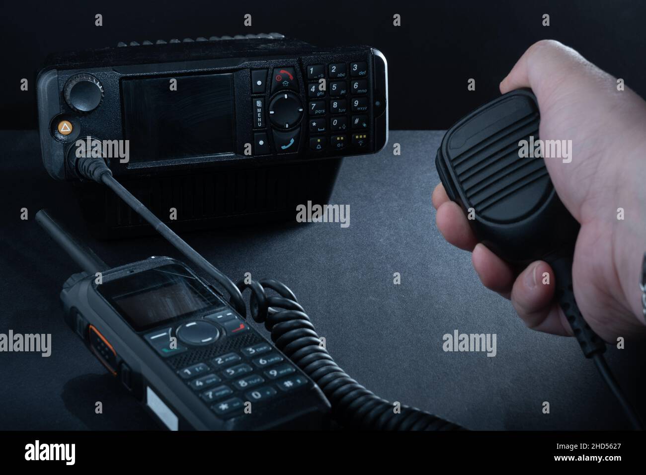 Helsinki / Finlande - 3 JANVIER 2022 : gros plan de deux radios mobiles professionnelles pour les opérateurs de radio amateur sur fond sombre. Banque D'Images