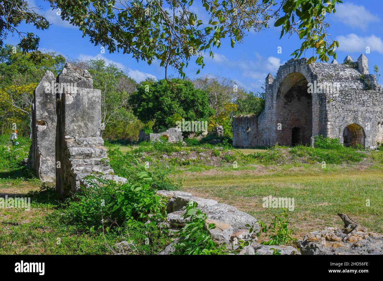 Ruines de la chapelle coloniale ouverte du 16th siècle, sur le site archéologique maya de Dzibilchaltún, Yucatan, Mexique Banque D'Images