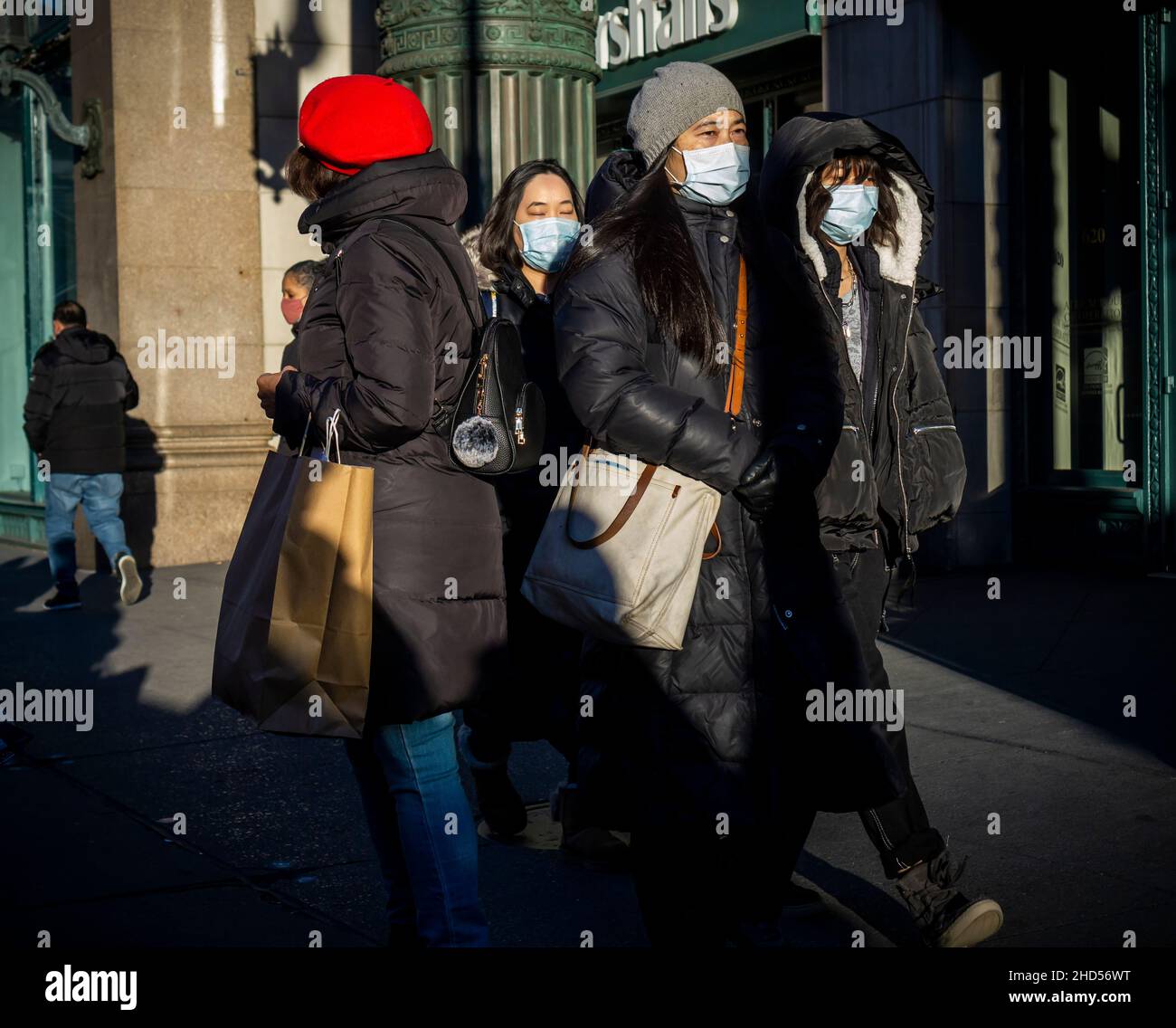 Les acheteurs de Noël à Chelsea à New York le jour précédant la veille de Noël, le jeudi 23 décembre 2021.(© Richard B. Levine) Banque D'Images