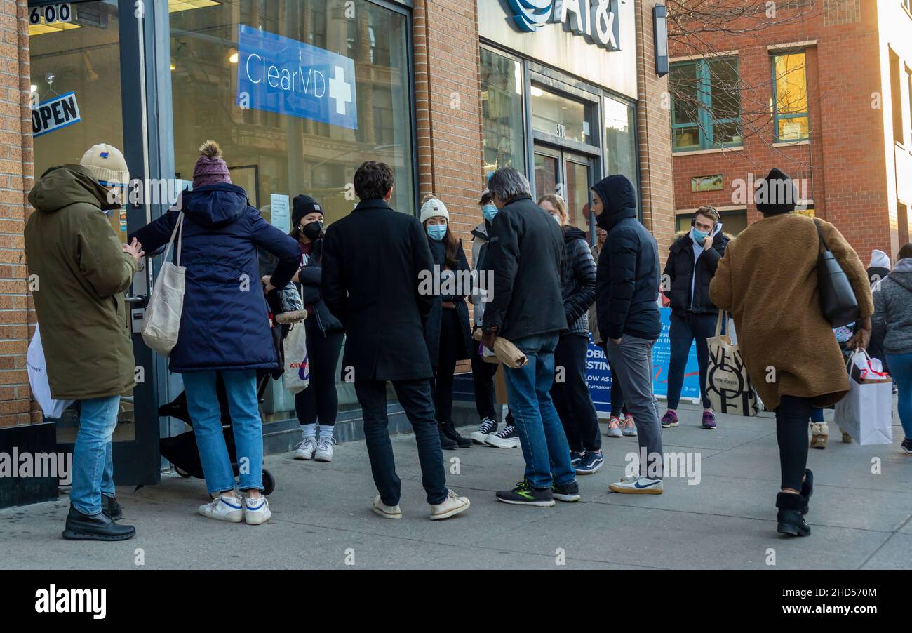 Les lignes se forment pour les épreuves Covid à Chelsea, à New York, le jeudi 23 décembre 2021.(© Richard B. Levine) Banque D'Images