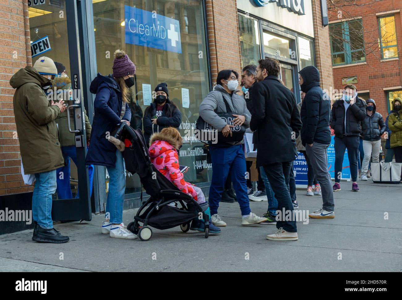 Les lignes se forment pour les épreuves Covid à Chelsea, à New York, le jeudi 23 décembre 2021.(© Richard B. Levine) Banque D'Images