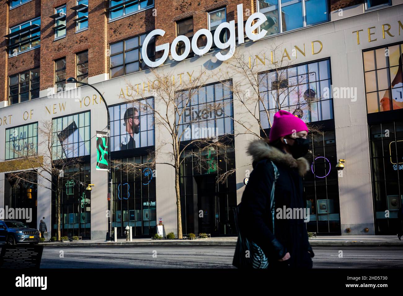 Le logo Google sur leur bâtiment au 111 Eighth Avenue à New York le vendredi 24 décembre 2021.(© Richard B. Levine) Banque D'Images