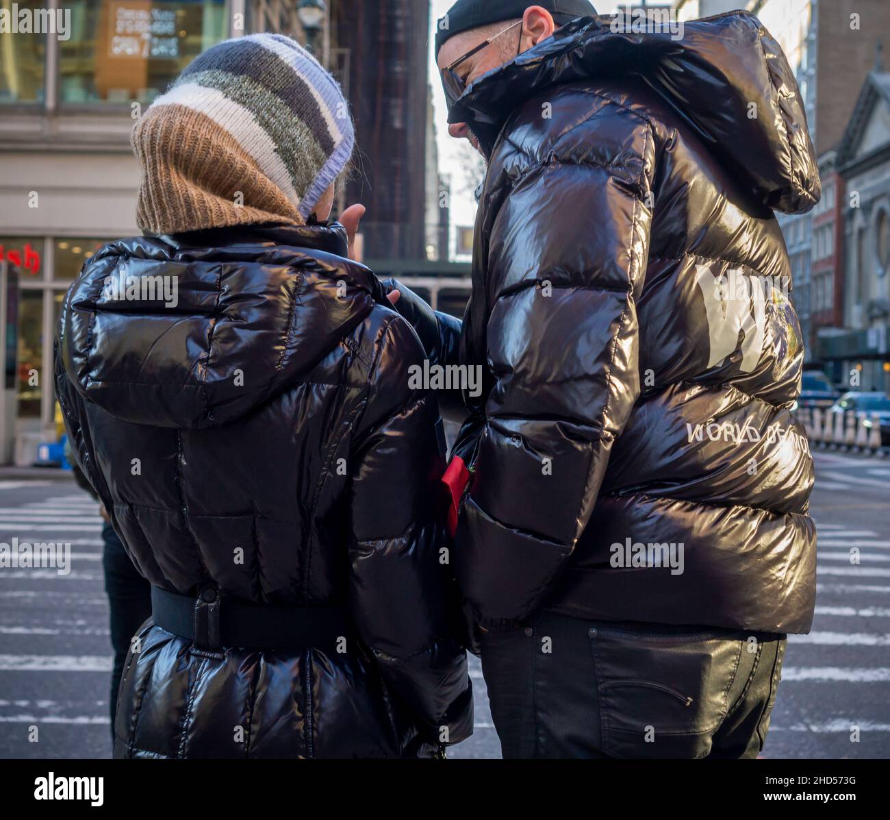Les piétons de Chelsea à New York portent des parkas de marque Moncler le jeudi 23 décembre 2021 (© Richard B. Levine) Banque D'Images