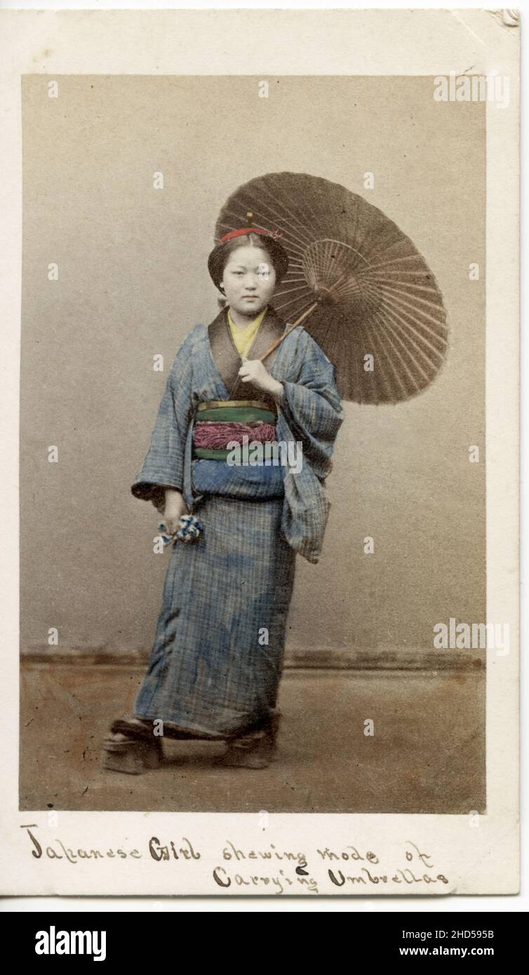 19th siècle photographie vintage - 1860's Japon carte de visite attribué à Felix Beato studio: Fille japonaise porte parapluie. Banque D'Images