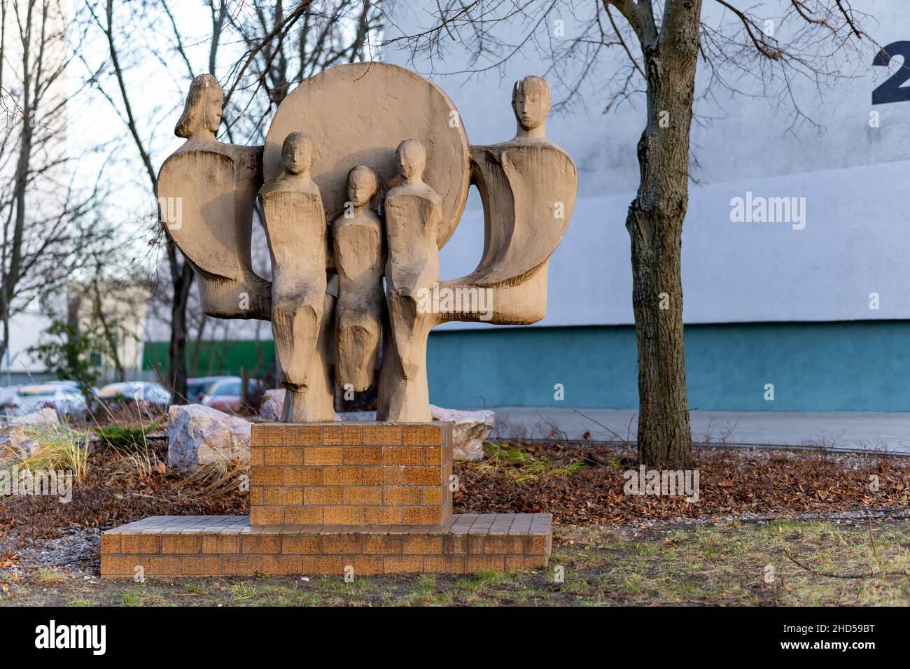 Sculpture d'une famille avec trois enfants dans le quartier de Polan Banque D'Images