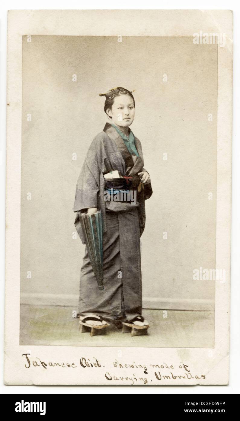 19th siècle photographie vintage - 1860's Japon carte de visite attribué à Felix Beato studio: Fille japonaise portant un parapluie. Banque D'Images