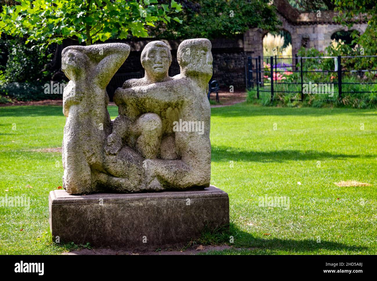 Sculpture publique du Groupe Lewes par Jon Edgar dans les jardins de la Grange Southover, Lewes. Banque D'Images