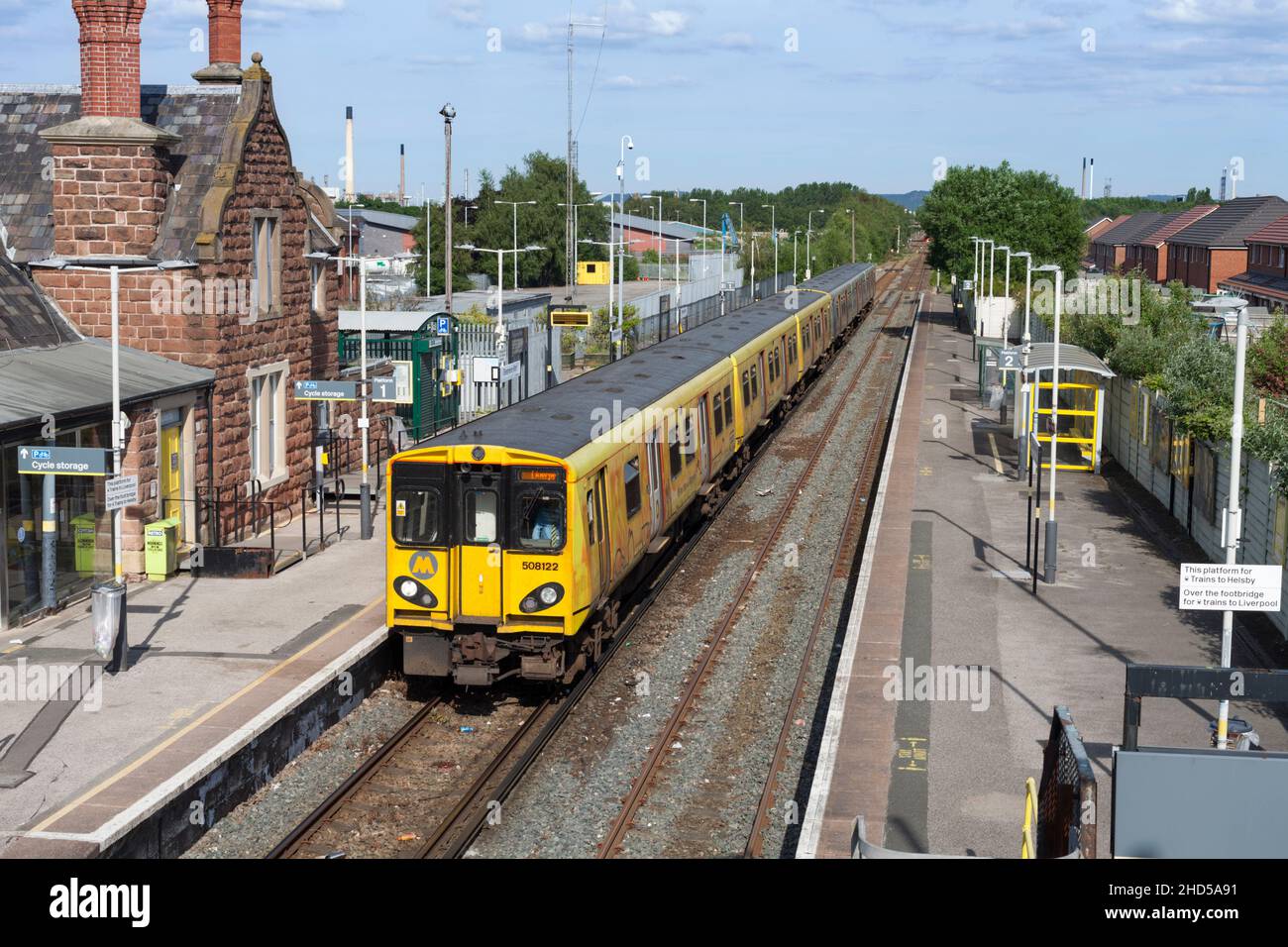 Trains électriques Merseyrail de classe 507 à la gare d'Ellesmere Port, Cheshire Banque D'Images