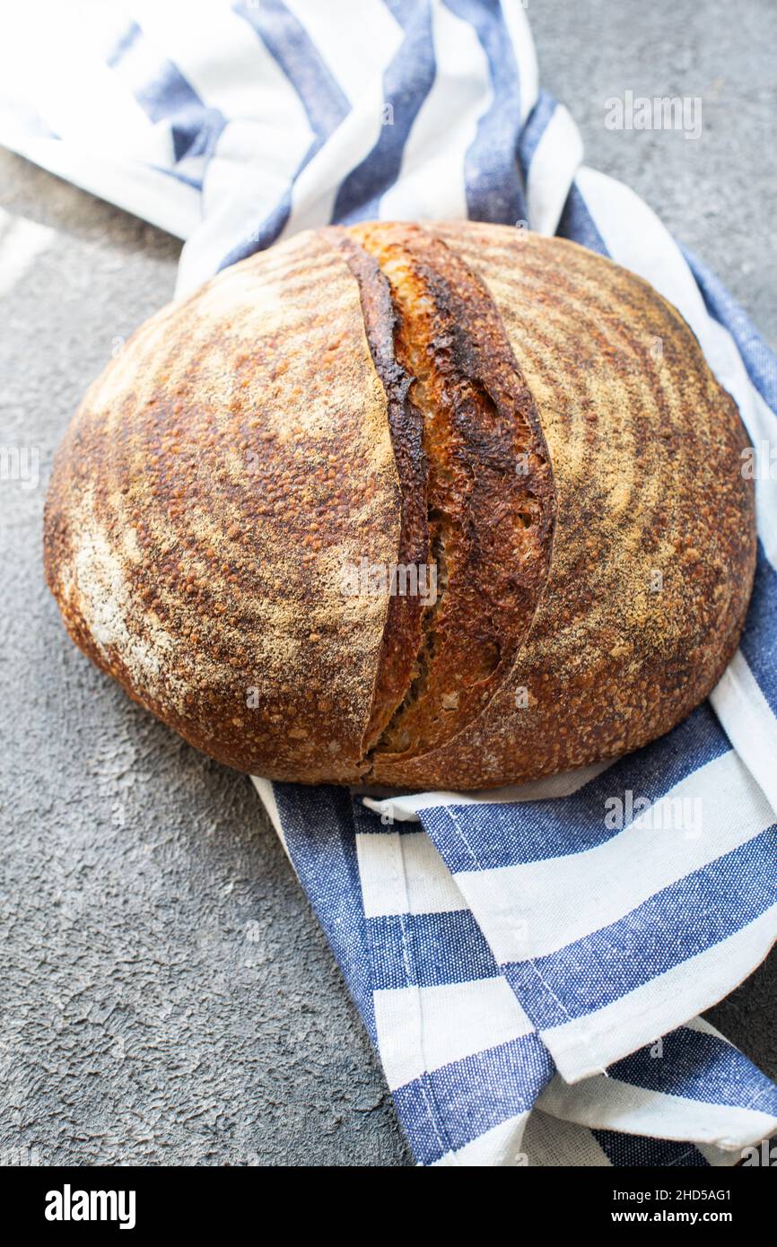 Pain de levain de seigle sur une serviette sur fond gris.Concept de pain artisanal.Vue de dessus. Banque D'Images