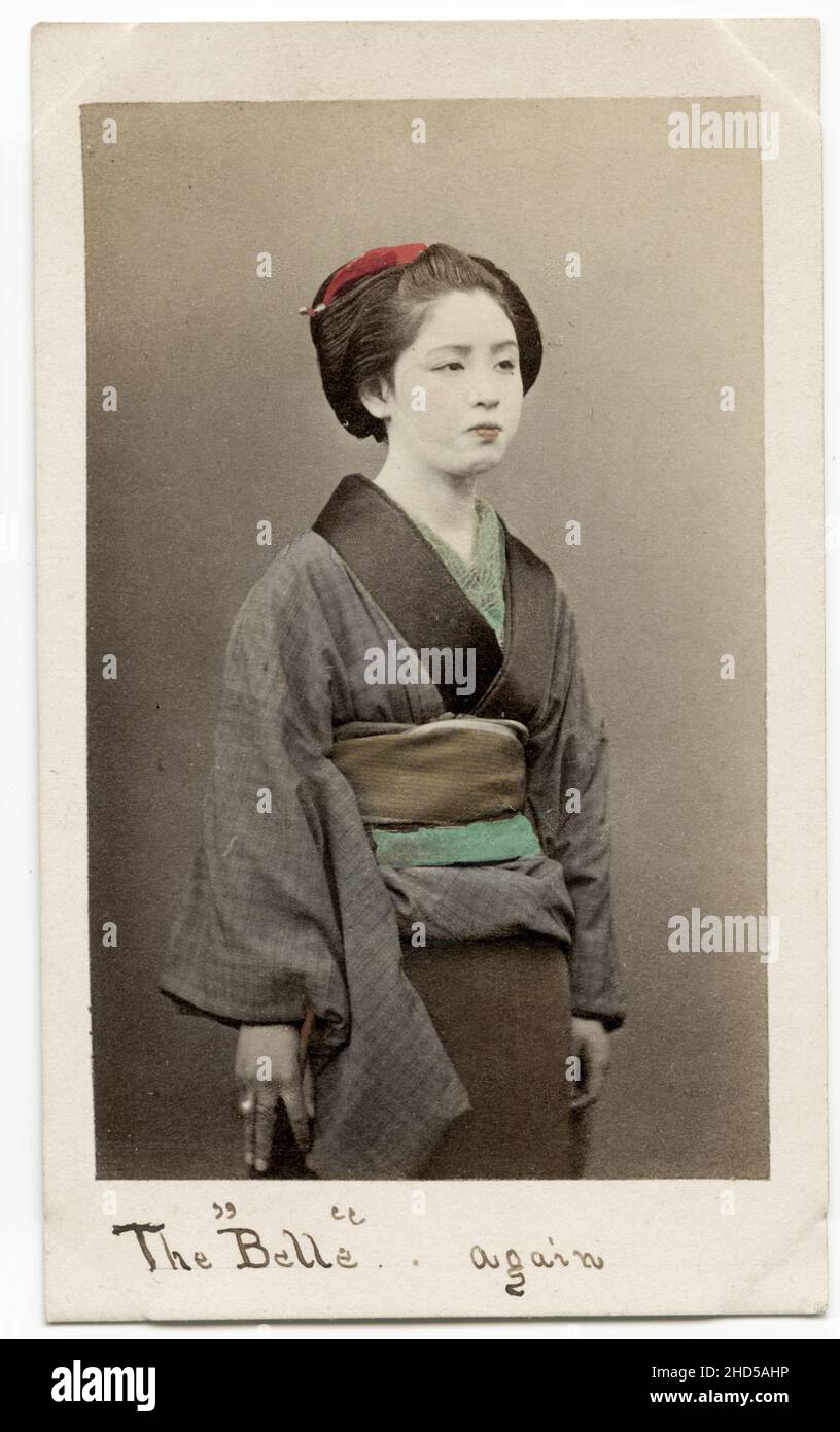 19th Century vintage photographie - 1860's Japon carte de visite attribué à Felix Beato studio: Jeune japonaise femme de Yokohama, peut-être une beauté notée. Banque D'Images