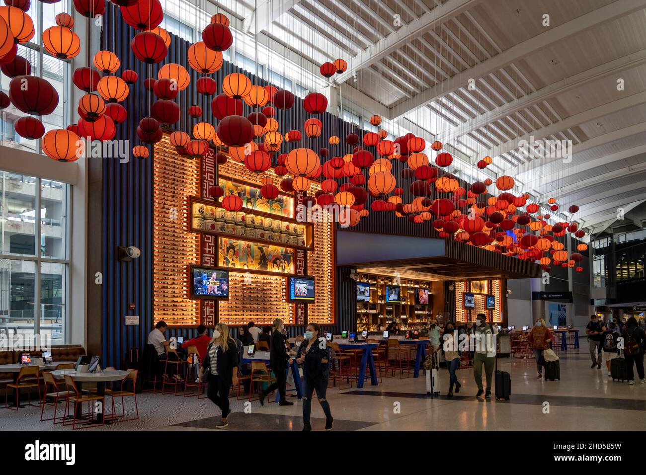 Les lanternes rouges décorent un restaurant japonais à l'intérieur du terminal.Aéroport international George Bush.Houston, Texas, États-Unis. Banque D'Images