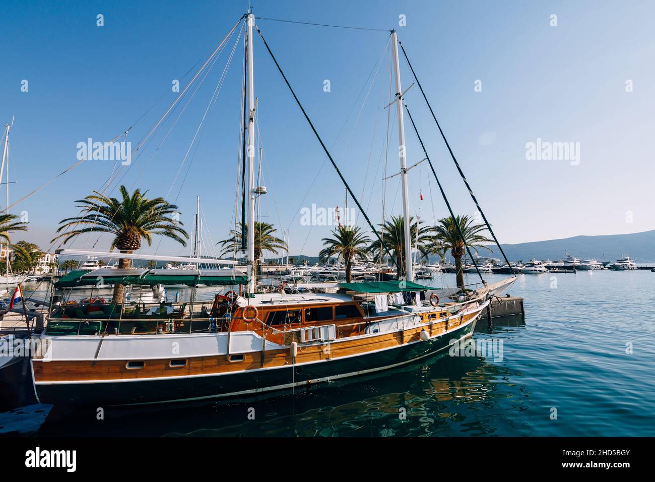 Un yacht à voile se trouve à l'embarcadère de Porto.Vue latérale Banque D'Images