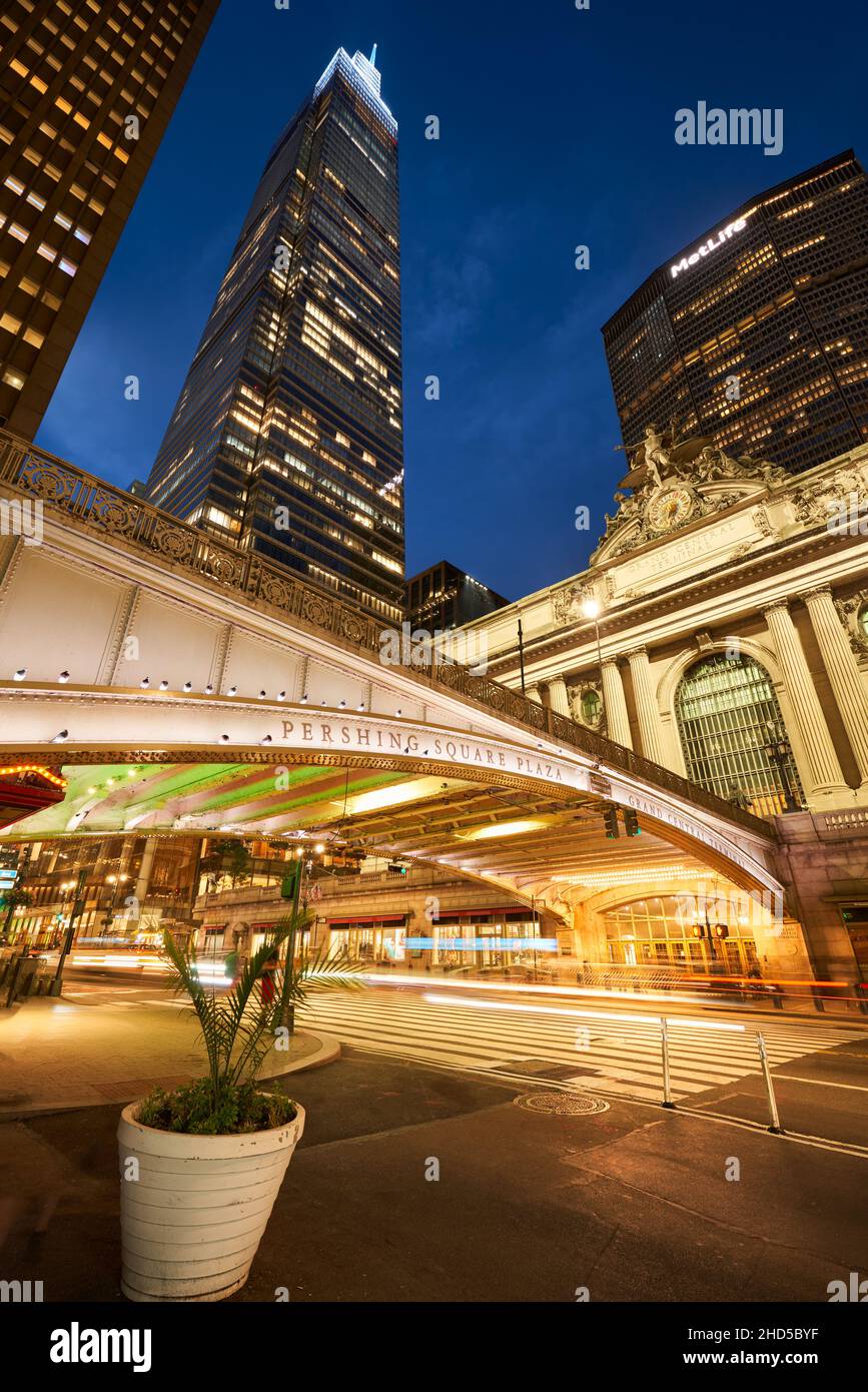 Entrée du terminal du Grand Central de New York (site historique) illuminée en soirée et un gratte-ciel Vanderbilt.42nd Street, Midtown Manhattan Banque D'Images