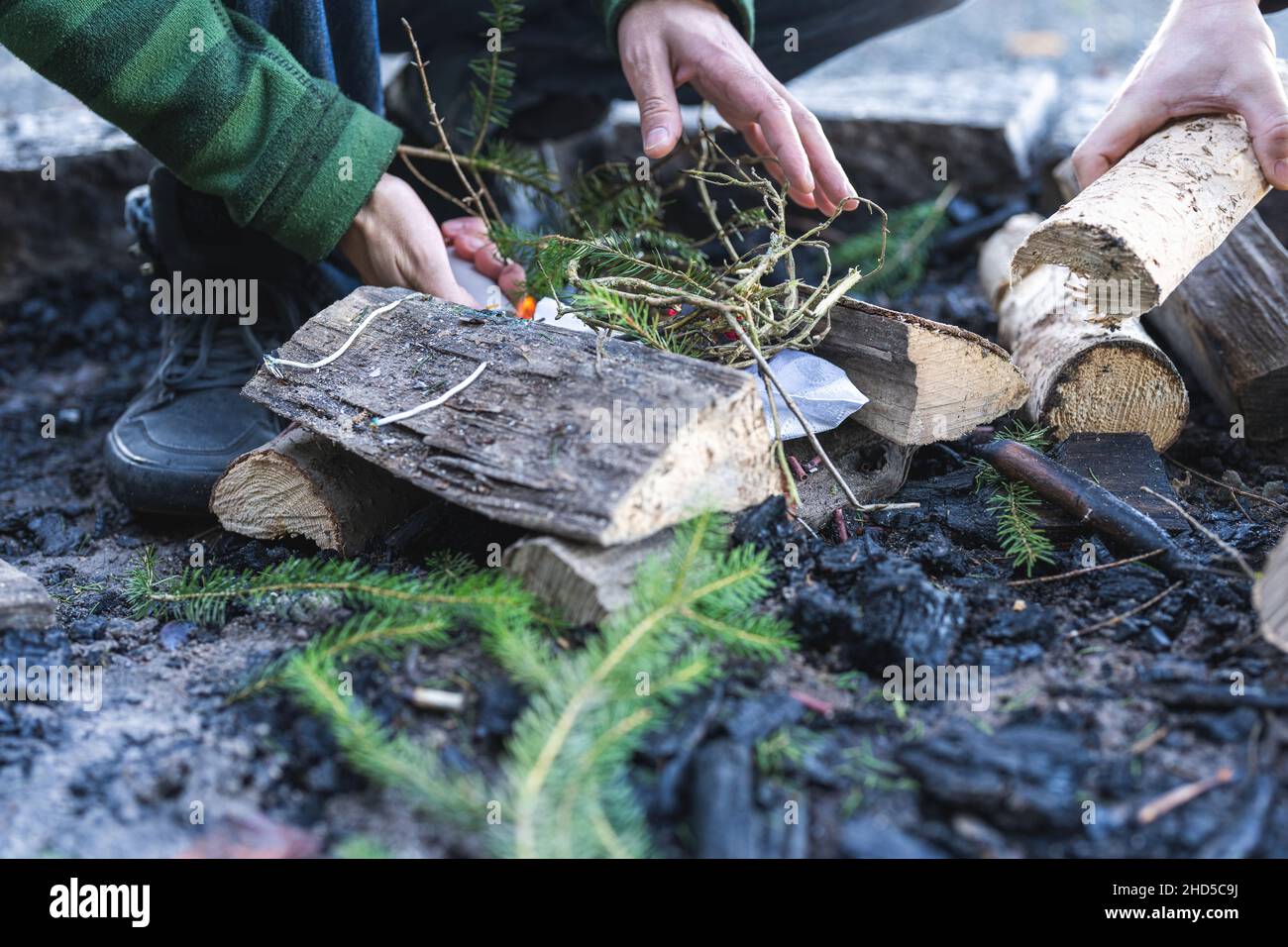 L'éclairage d'un feu à une cheminée extérieure Banque D'Images