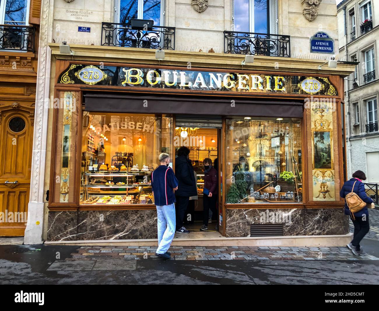 Paris, France, Shop Front, personnes en attente devant Old French Bread Bakery, boulangerie Patisserie Store Sign, rue, magasin de boulangerie rétro, quartier de paris Banque D'Images