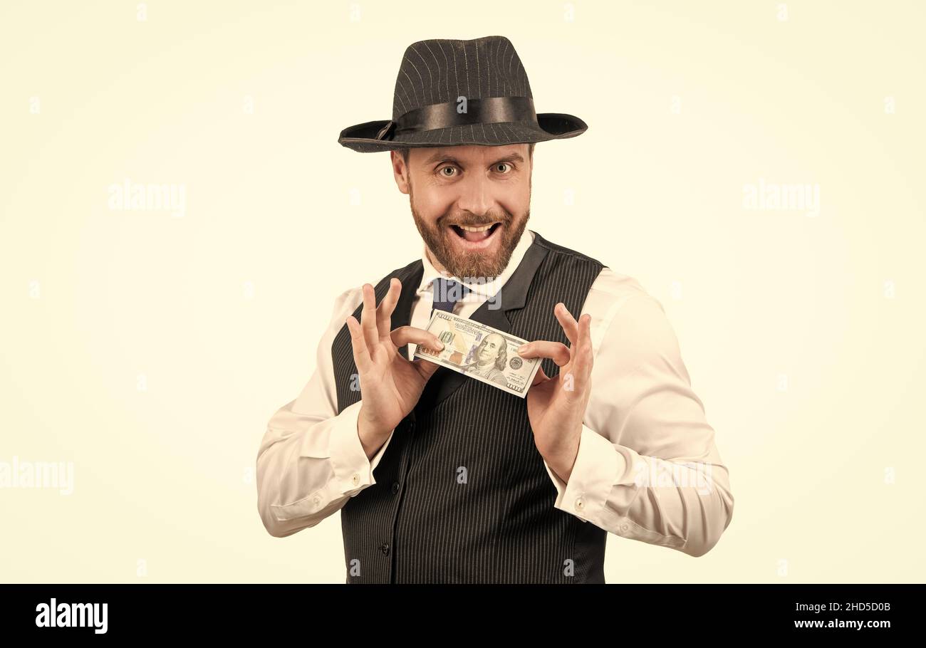 un homme d'affaires heureux en chapeau tient cent dollars isolés sur fond blanc, l'argent Banque D'Images