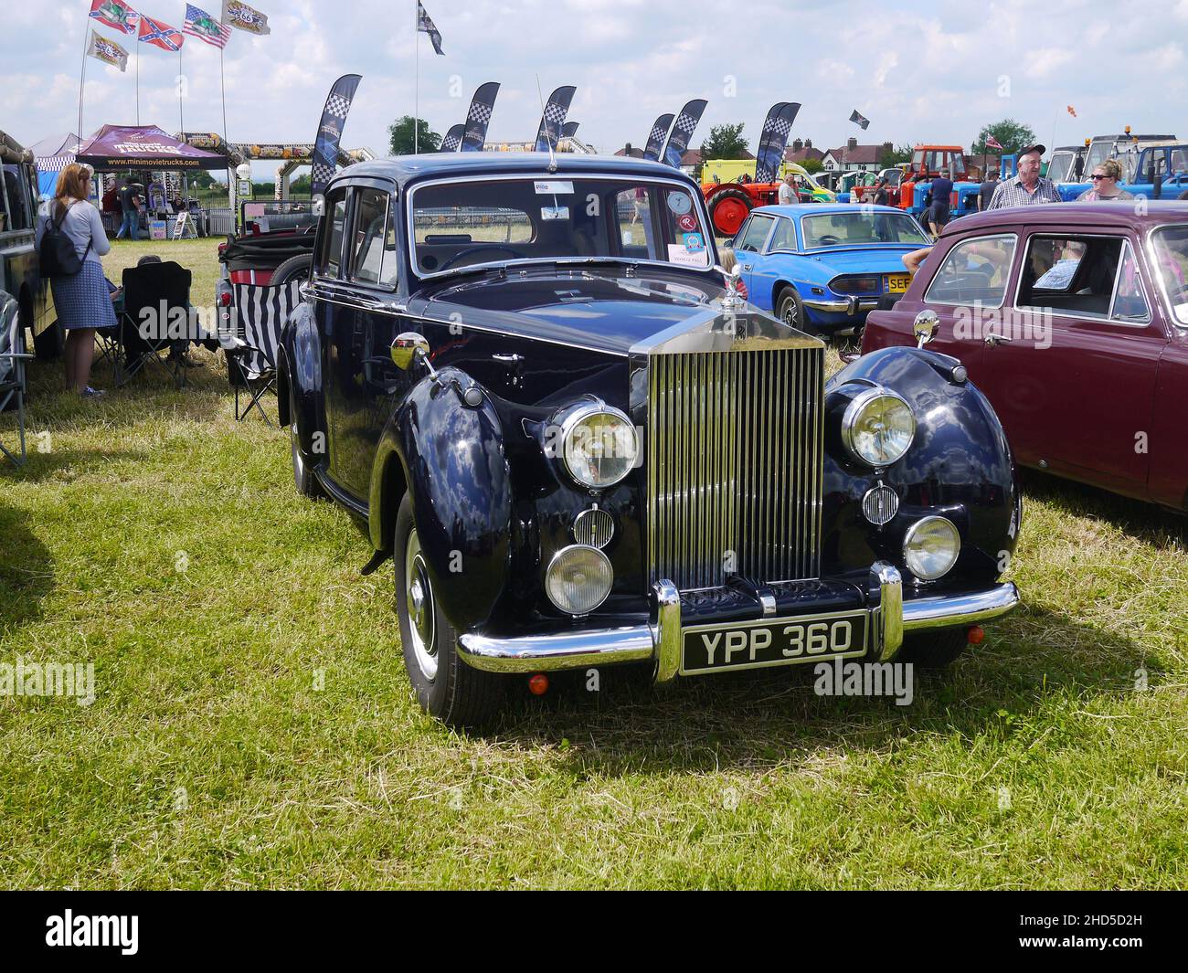 La voiture Rolls Royce à l'ancienne présente un spectacle automobile Photo  Stock - Alamy