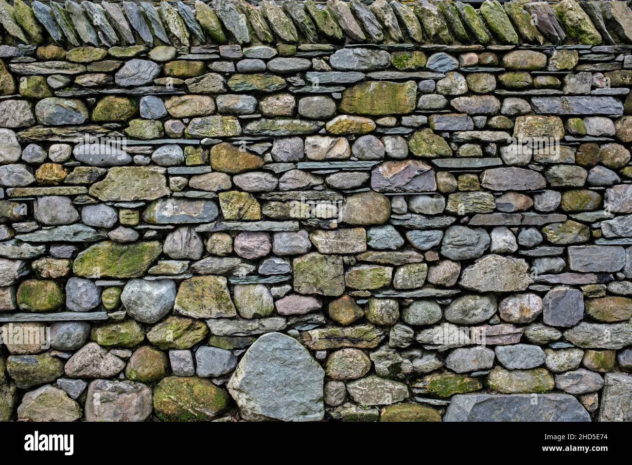 Mur en pierre sèche de qualité supérieure à Little Langdale. Banque D'Images