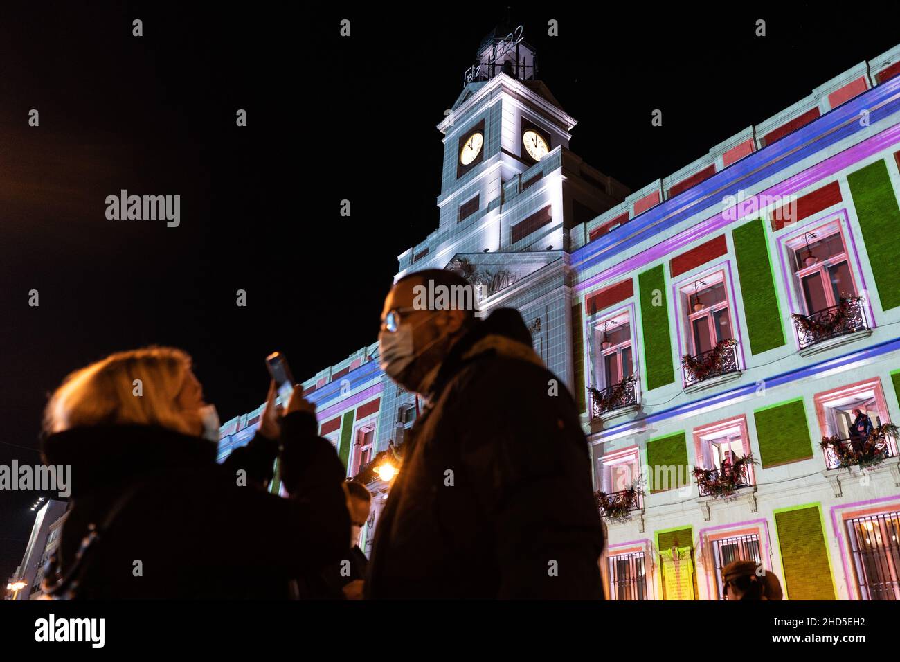 Madrid, Espagne.30th décembre 2021.Les gens prennent des selfies à la Puerta de sol pendant les célébrations de preuvas à Madrid.chaque année, les gens se rassemblent dans cette Puerta del sol à Madrid pour profiter des cloches de la Saint-Sylvestre pour célébrer le début de la nouvelle année dans ce qui est appelé la célébration de Preuvas.(Credit image: © Cristobal Ospina/SOPA Images via ZUMA Press Wire) Banque D'Images