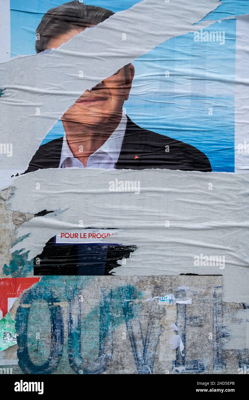 Cherbourg en Cotentin, France.24th décembre 2021.Une affiche du candidat de l'extrême gauche Jean Luc Melanchon est déchirée dans le visage.L'élection du Président de la République française aura lieu le dimanche 10 avril 2022 pour le premier tour et le dimanche 24 avril 2022 pour le deuxième tour.En Guadeloupe, en Martinique, en Guyane française, à Saint-Pierre-et-Miquelon, à Saint-Barthélemy, à Saint-Martin et en Polynésie française, les électeurs voteront le samedi 9 avril et le samedi 23 avril en raison de la différence de temps.(Photo de Laurent Coust/SOPA Images/Sipa USA) crédit: SIPA USA/Alay Live News Banque D'Images