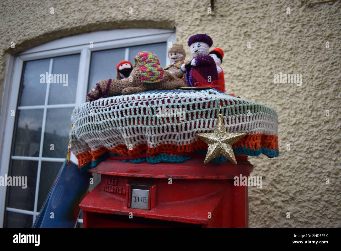 La guérilla tricotage - une scène de nativité de Noël sur une boîte postale à Hockliffe, Bedfordshire. Banque D'Images