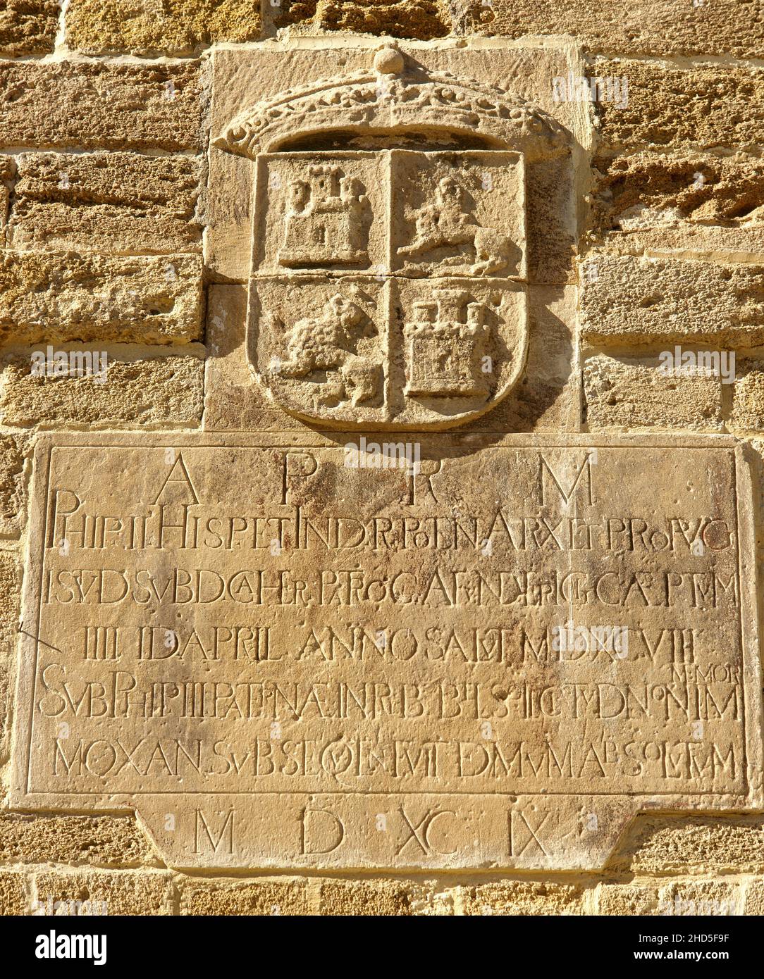 Espagne, Andalousie, Cadix.Porte de la Caleta.Construit en 1748 comme nouvelle porte d'accès à la Caleta de Santa Catalina, connue sous le nom de « la Caleta ».Après l'attaque anglo-hollandaise contre la ville en 1596, et le sacking qui a suivi, il a été décidé que tout le périmètre de Cadix doit être muré.La construction a commencé à la fin du 16th siècle et a été achevée au 18th siècle.Détail d'une inscription en latin script.Il mentionne le mois d'avril 1558, quand les travaux de construction ont commencé sur le château de Santa Catalina, la plus ancienne construction militaire à Cadix, réalisée par l'architecte et l'engi militaire Banque D'Images
