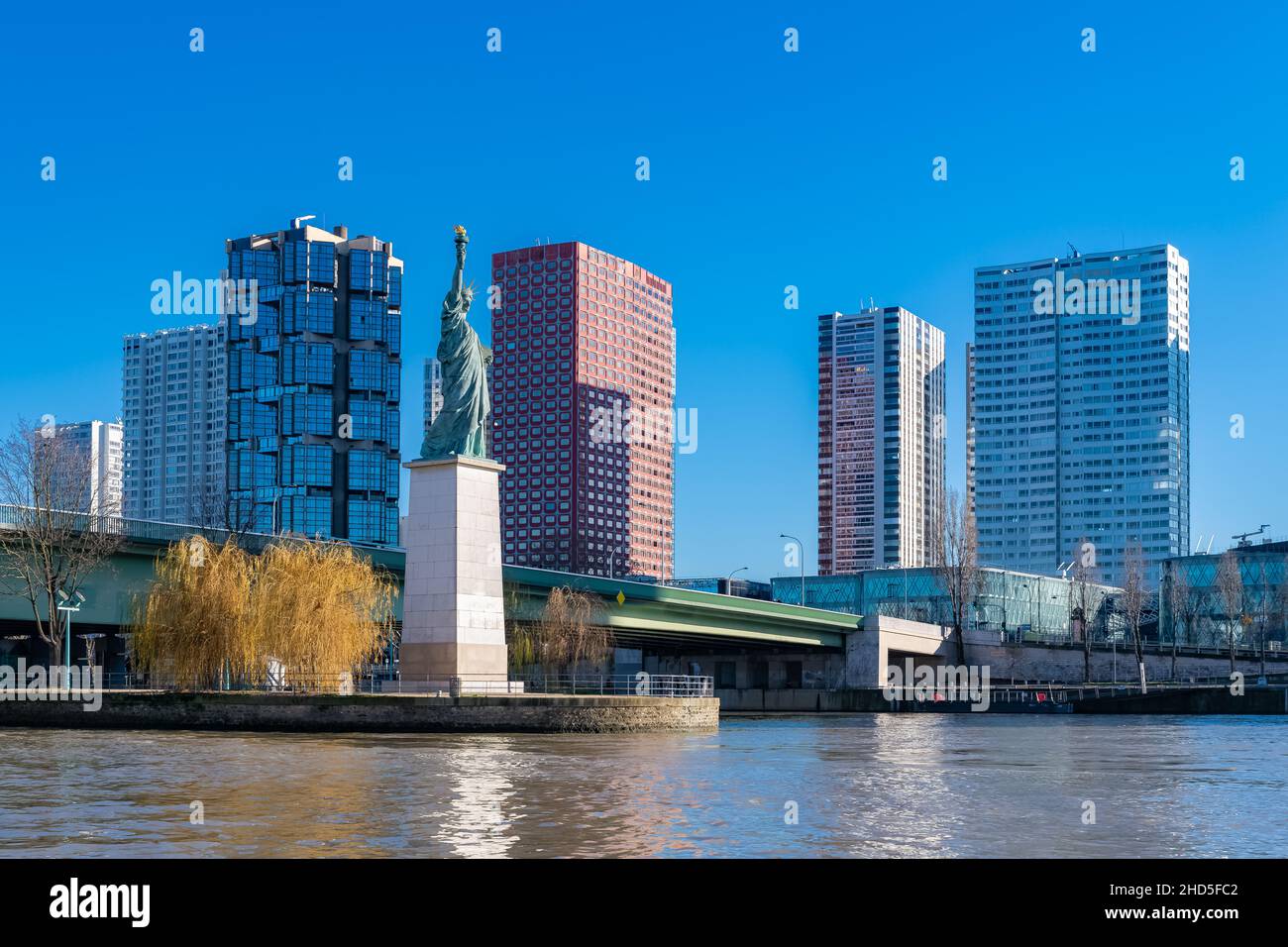 Paris, le pont Grenelle sur la Seine, avec la statue de la liberté Banque D'Images