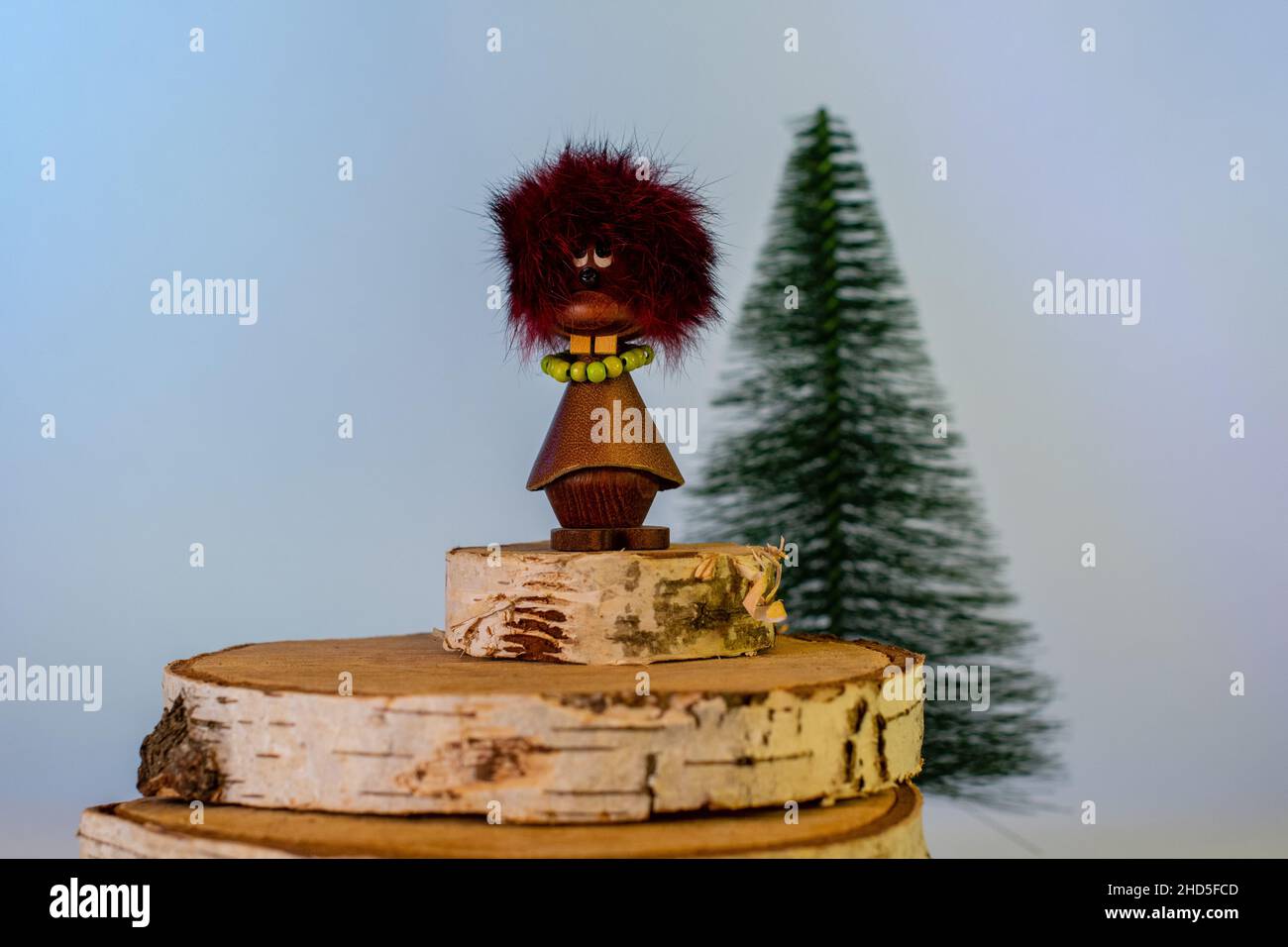 Jouet mannequin avec feutre et sapin Banque D'Images