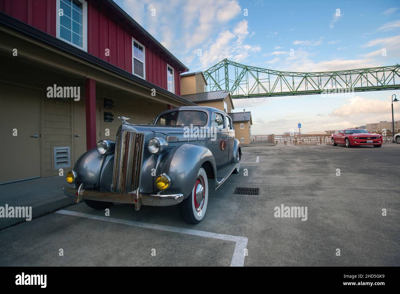 Voiture américaine d'époque à l'extérieur de l'hôtel Cannery Pier, près du pont Astoria-Megler. Banque D'Images