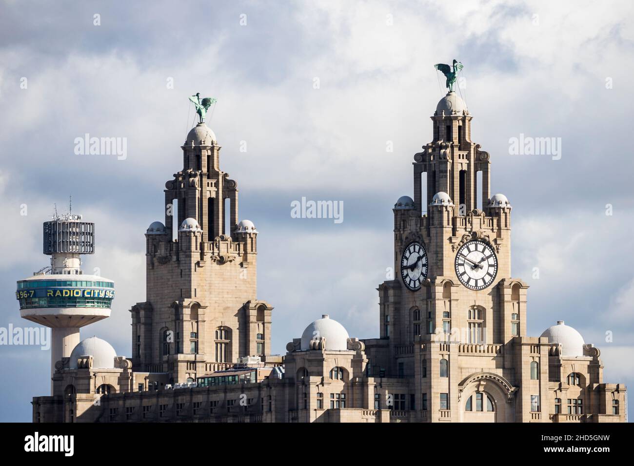 Vue sur le Royal Liver Building à Liverpool depuis la promenade de l'autre côté de la rivière Mersey en Seacombe. Banque D'Images