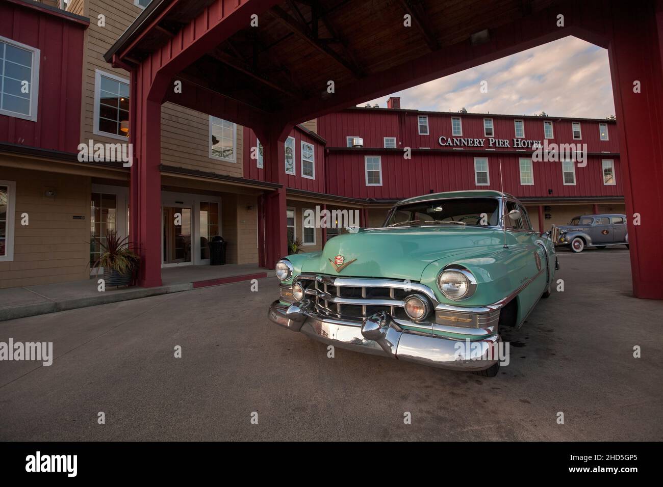 Une voiture américaine d'époque garée à l'extérieur du Cannery Pier Hotel. Banque D'Images