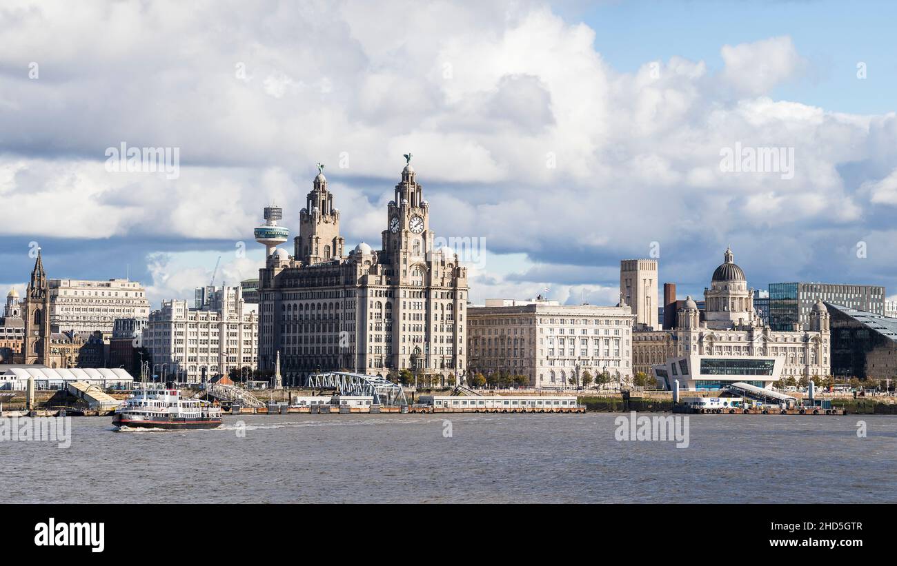 Royal Iris traversant la rivière Mersey alors qu'elle quitte la célèbre ligne d'horizon de Liverpool au loin. Banque D'Images