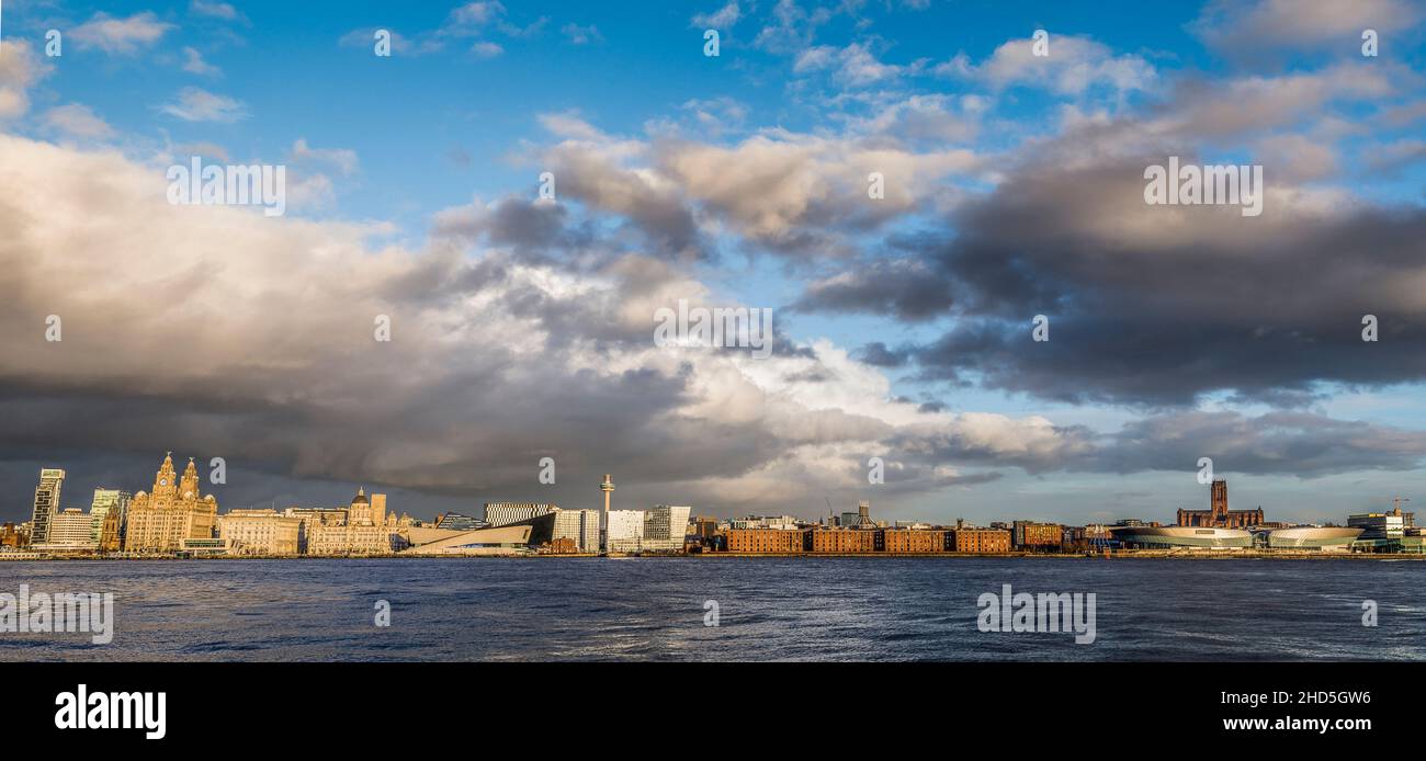 Vue sur la rivière Mersey sur le front de mer de renommée mondiale de Liverpool capturé de Woodside. Banque D'Images