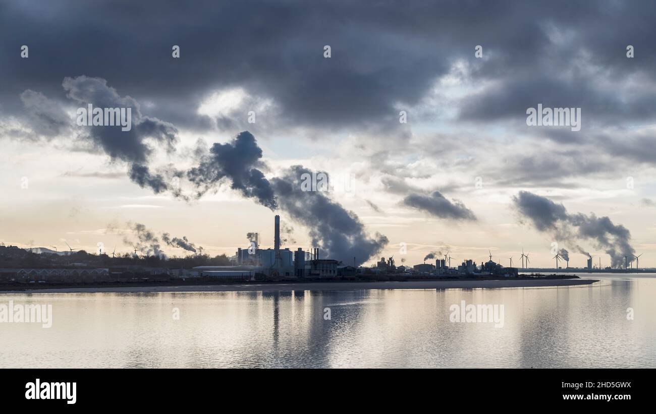 Le canal du navire de Manchester passe devant un coin industriel de l'estuaire de Mersey. Banque D'Images