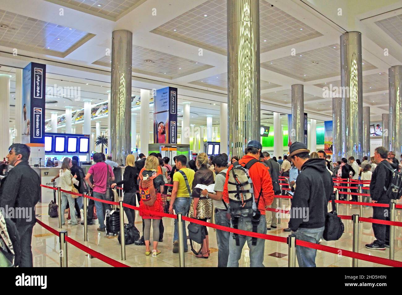 Contrôle des passeports dans le hall des arrivées du Terminal 3 Emirates, l'Aéroport International de Dubaï, Al Garhoud, Dubaï, Émirats Arabes Unis Banque D'Images