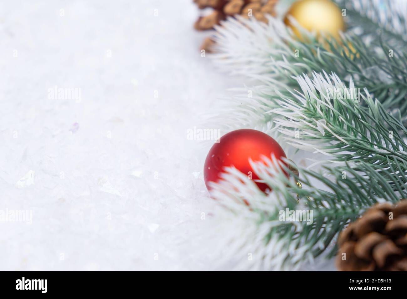 Noël composition de l'arbre de Noël jouet rouge et or boule neige fond arbre branche cône Banque D'Images
