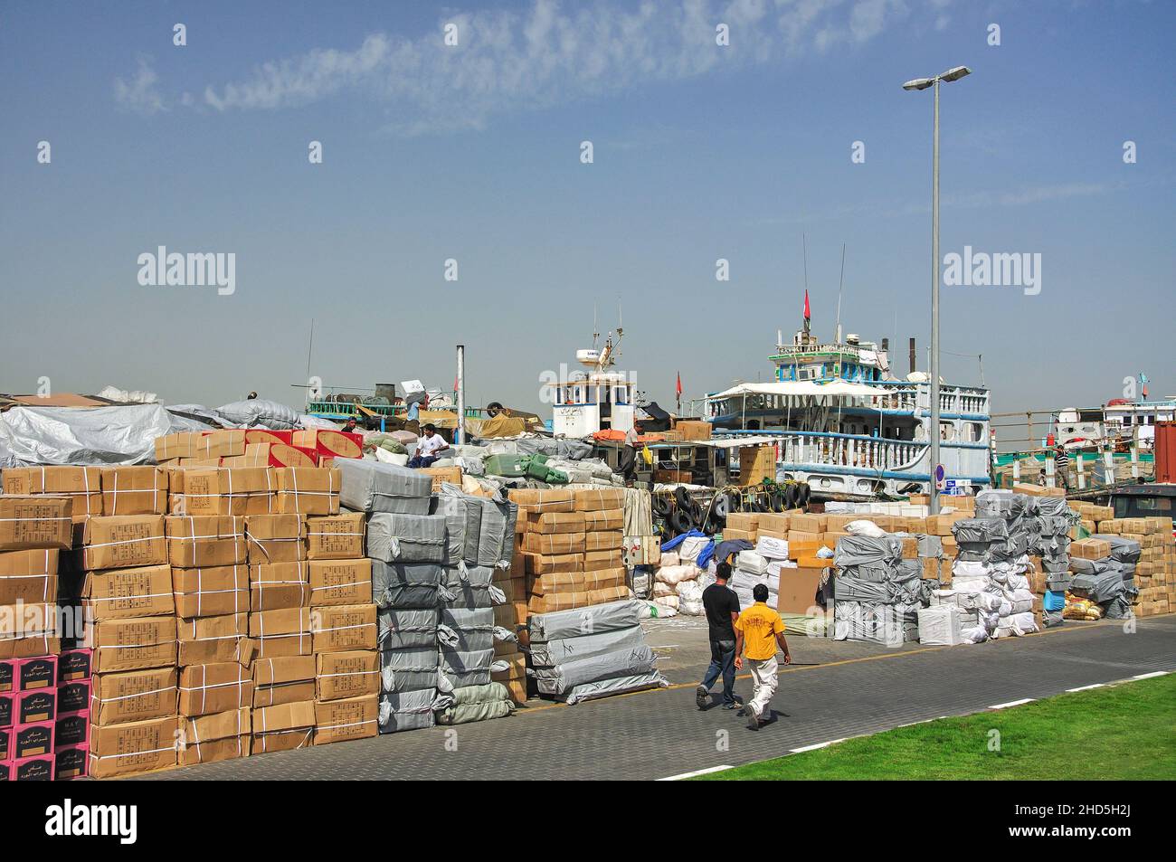 Marchandises chargement à la négociation sur le Dhow Dubai Creek, Deira, Dubaï, Émirats Arabes Unis Banque D'Images