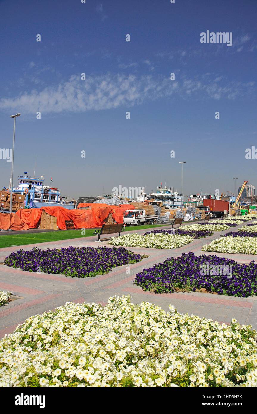 Promenade florale au bord de Dubai Creek, Deira, Dubaï, Émirats arabes Unis Banque D'Images