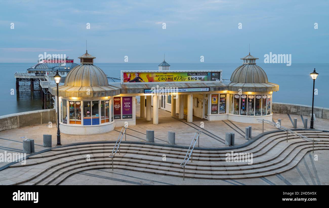 Cromer Pier au crépuscule. Banque D'Images