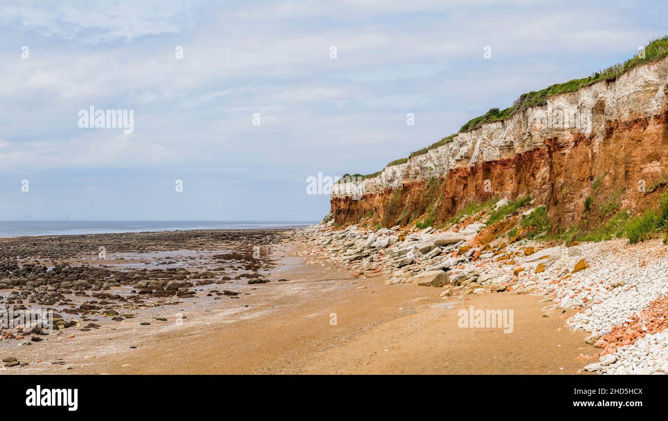 Falaises rayées distinctives à Old Hunstanton sur la côte nord de Norfolk. Banque D'Images