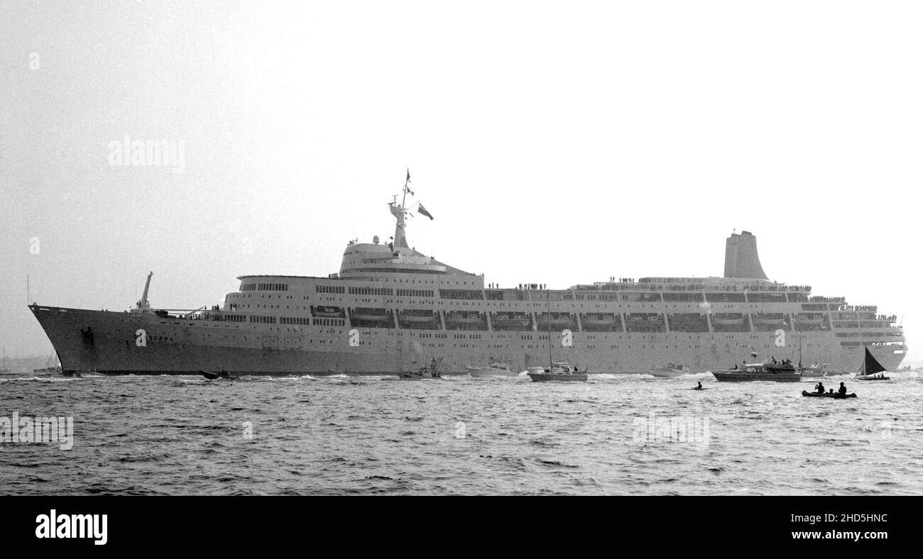 SS Canberra photographié dans le Solent à son retour de la guerre des Malouines le 11th juillet 1982, Hampshire, Angleterre, Royaume-Uni Banque D'Images