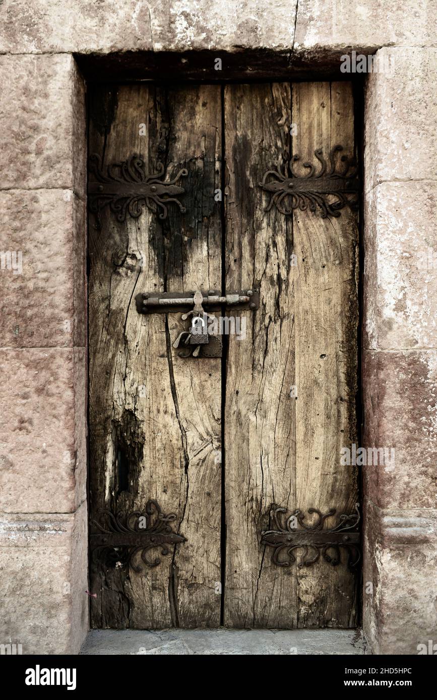 Charnières de porte en fer forgé à la main pour portes en bois anciennes avec serrures décoratives à San Miguel de Allende, Mexique Banque D'Images