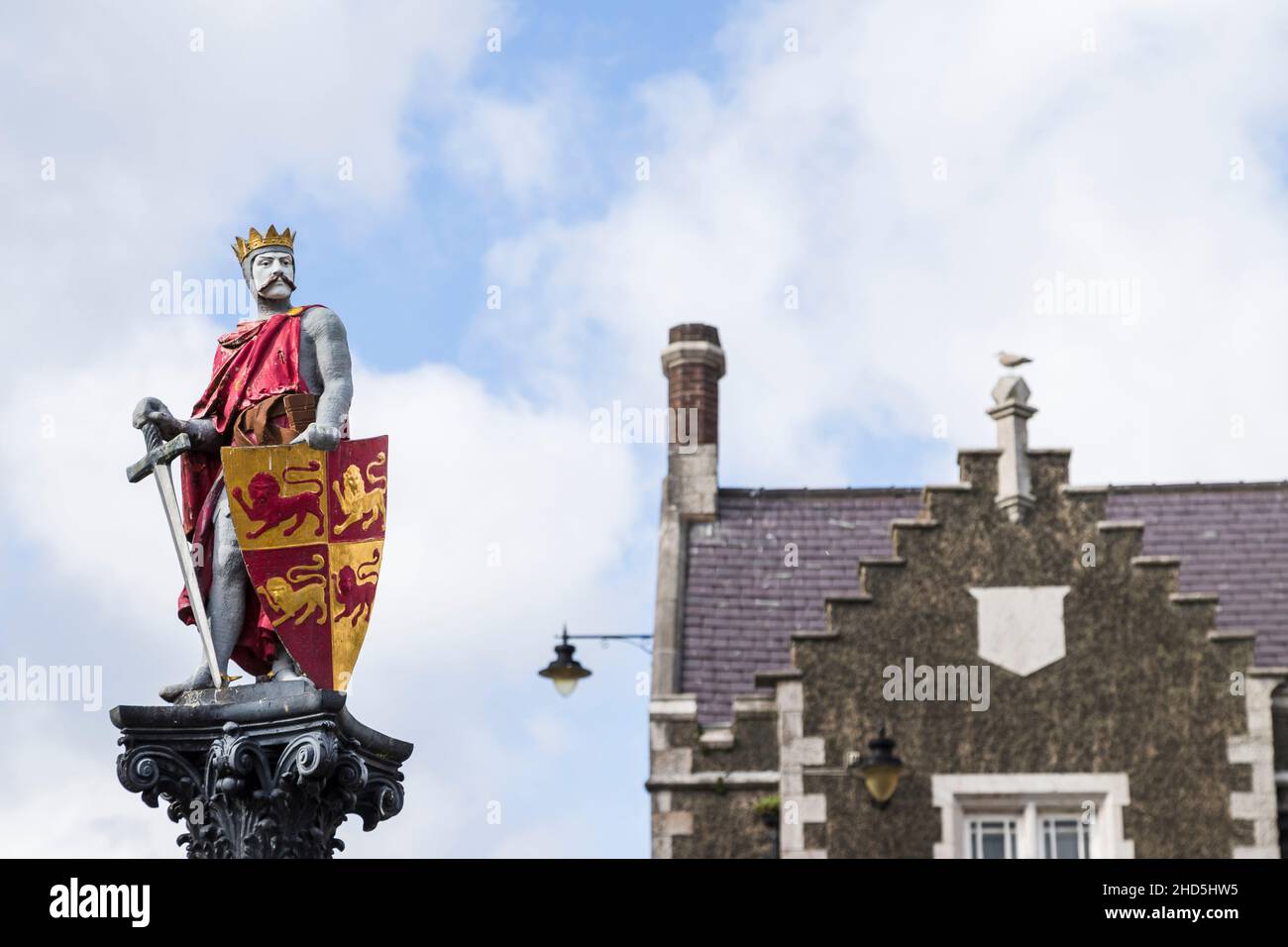 Statue de Llewelyn le Grand perché au-dessus de Lancaster Square à Conwy. Banque D'Images
