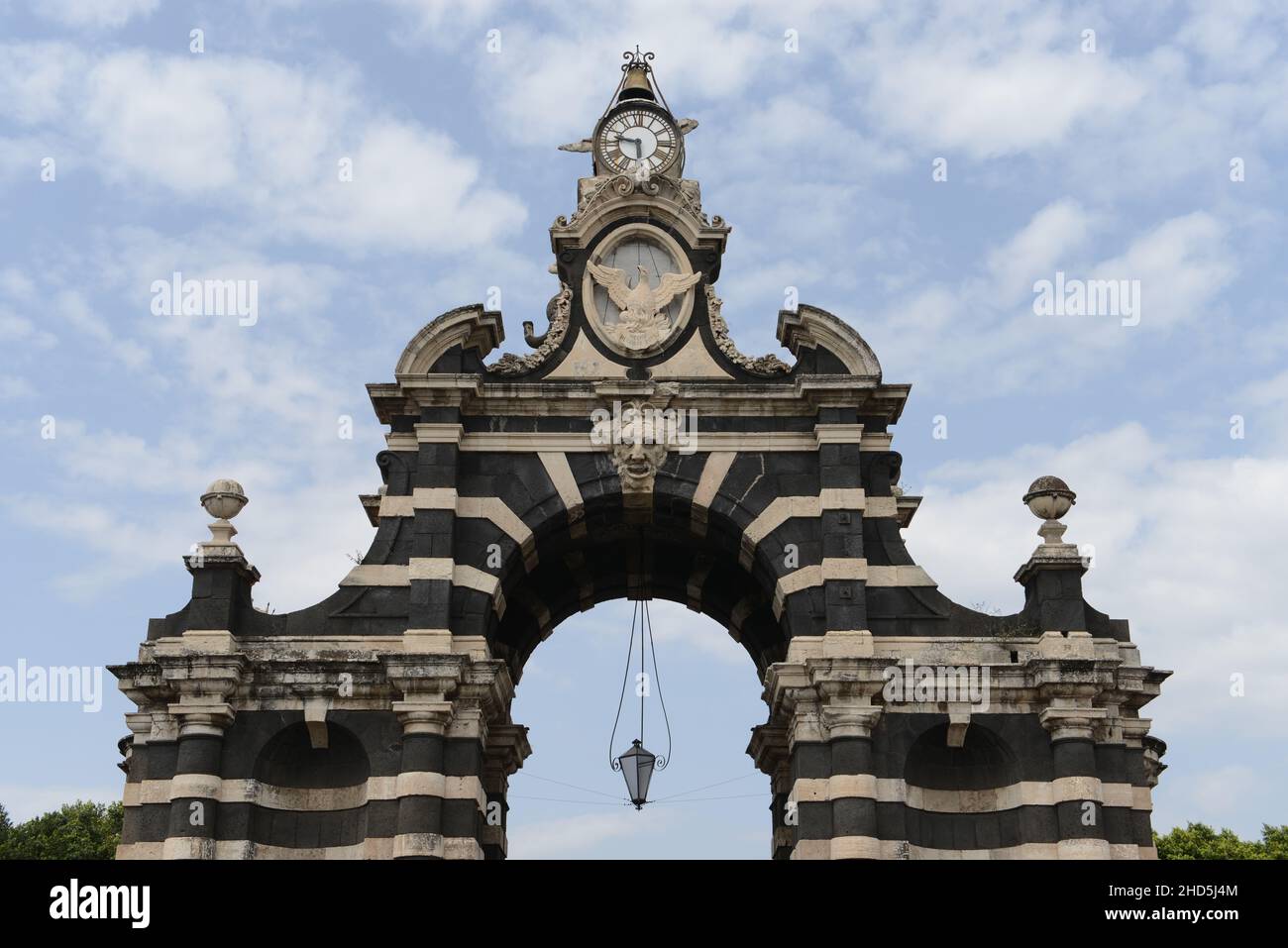 Porta Garibaldi à la place Palastro, Catane, Sicile, Italie.Le monument est fait de pierre blanche alternée de Syracuse et de bloc local de lave sombre Banque D'Images