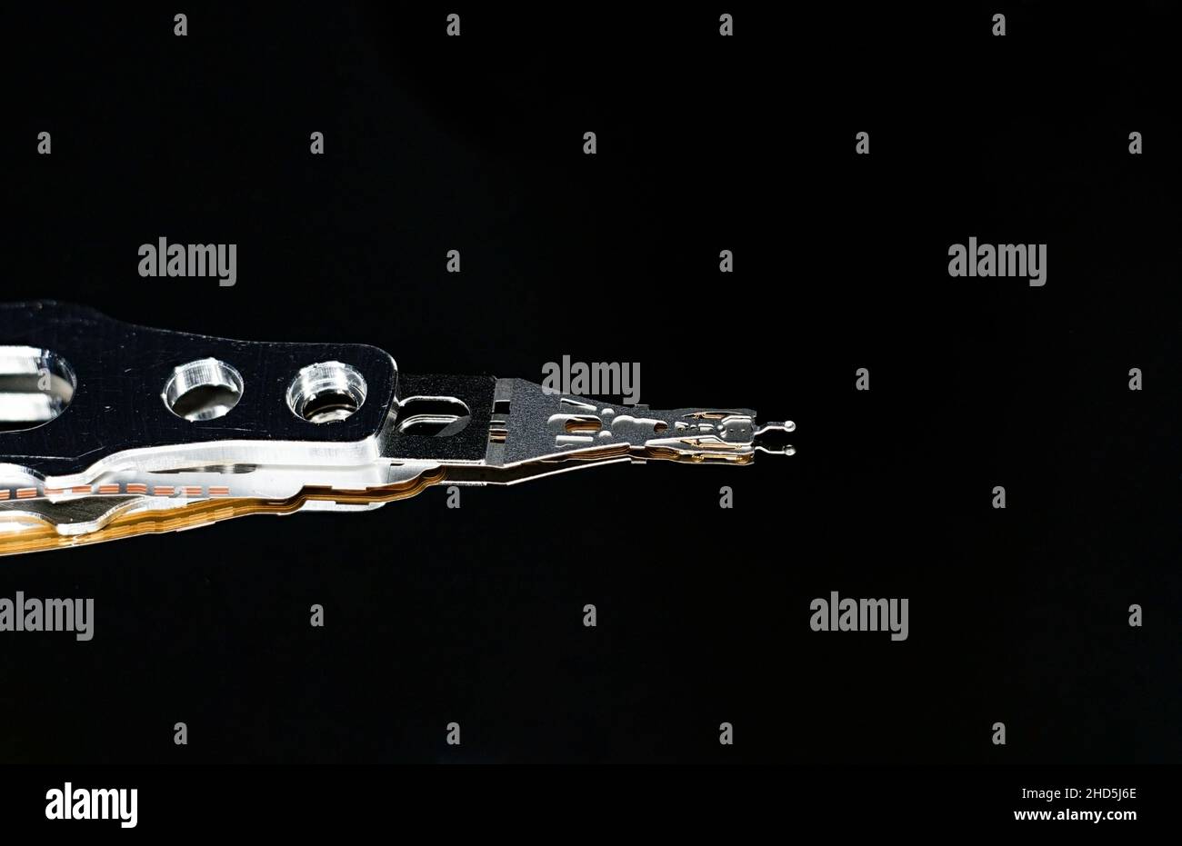 Bras de lecture du disque dur isolé sur macro noire Banque D'Images